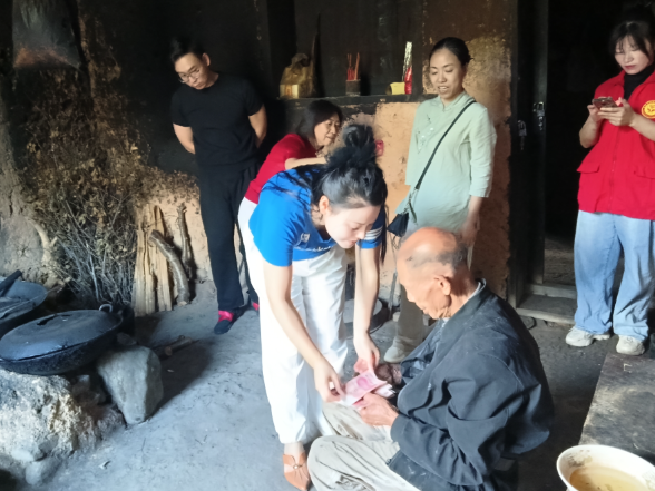 情系瑶乡送温暖 爱心慰问暖民心