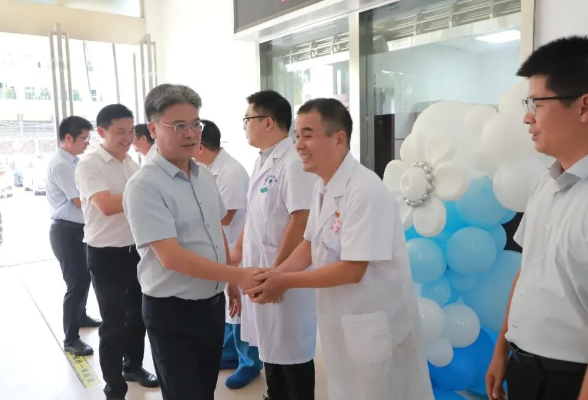 陈雄开展中国医师节走访慰问暨“送清凉”走访慰问活动
