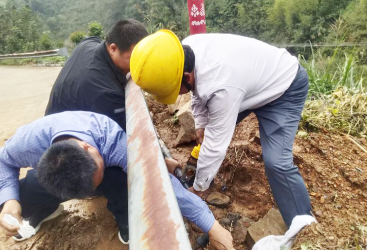 三塘源村抢修水管 保障村民饮水安全