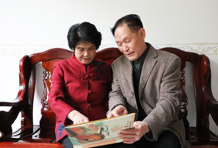 半世纪牵手 五十八年情缘：金婚伉俪的“幸福三重奏”