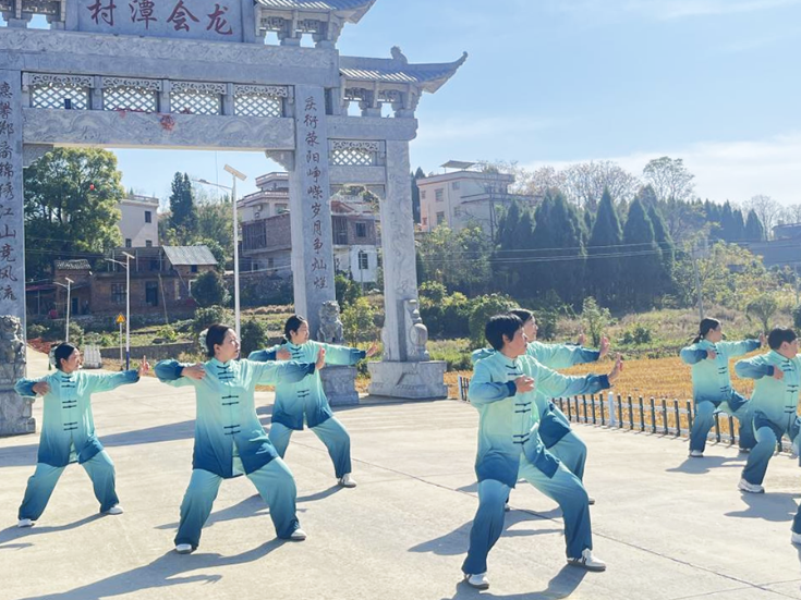 新田县妇幼保健院“八段锦”运动队走进新隆镇开展系列活动