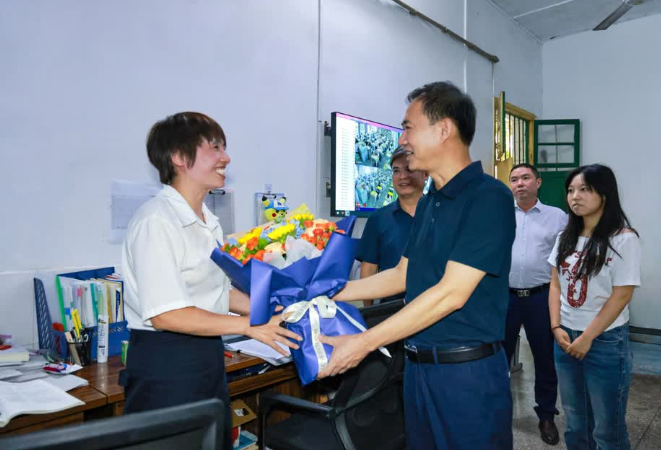 朱洪武走访慰问教师代表