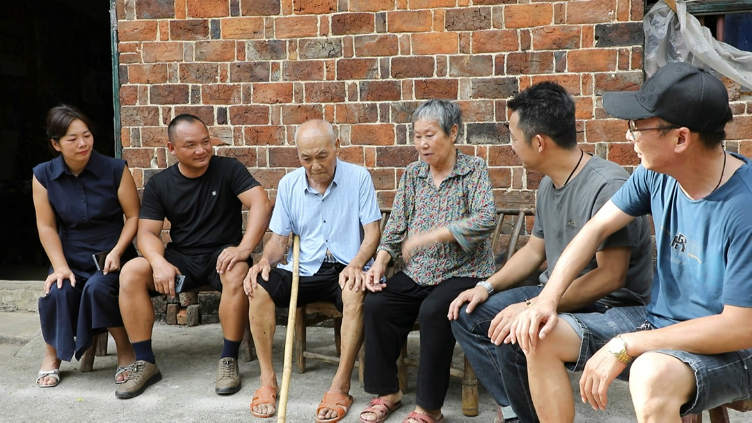 新田：八旬老人摔倒生命岌岌可危 夫妇紧急救援传递正能量.mpg_20250912_163009.454.jpg