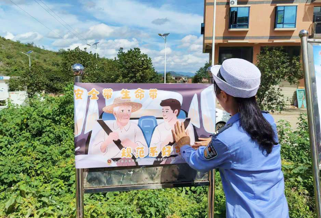 新田：张贴交通安全主题墙画 提升居民交通安全意识