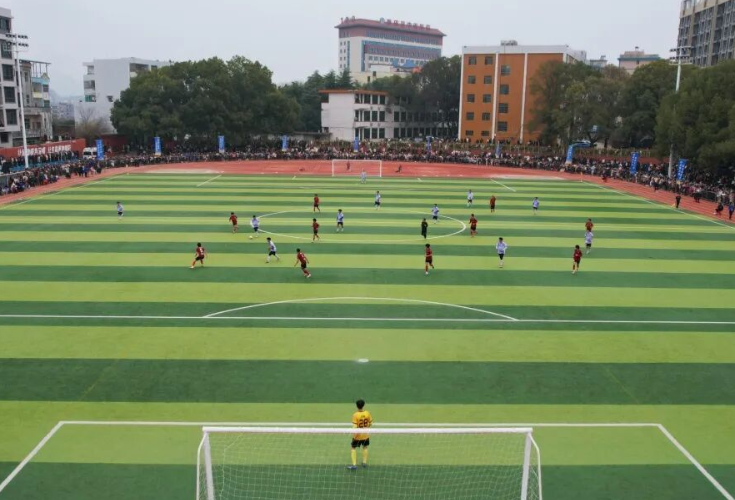 以球为媒聚情谊 中南大学足球队来新开展足球交流活动