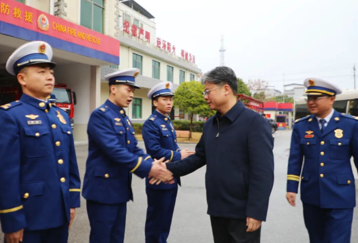 县四大家领导走访慰问驻新部队官兵及消防指战员
