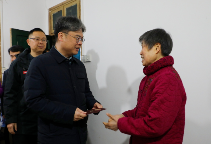 县委书记陈雄开展春节走访慰问活动