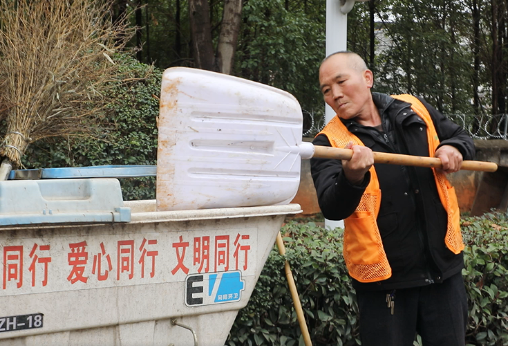 （新春走基层）环卫工作“不打烊”城市质量“不打折”   