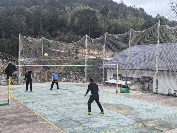 新田县肥源国有林场：千元气排球场 圆职工运动梦
