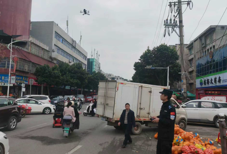 新田公安开展空地联合疏导 筑牢道路安全防线