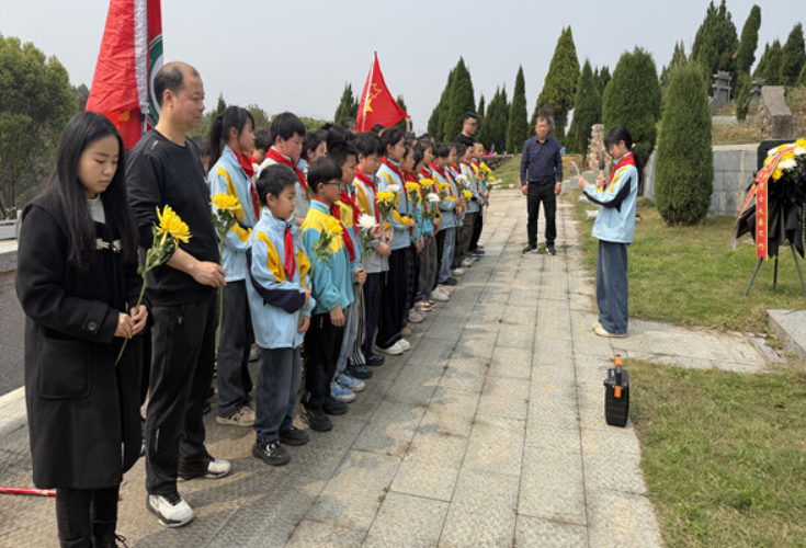 龙泉三小开展清明祭扫活动