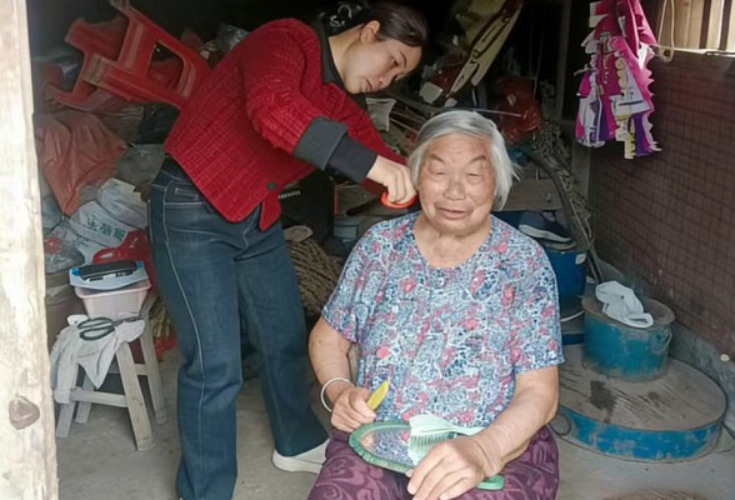 大坪塘镇白杜村：暖心走访留守老人 志愿服务情暖夕阳红