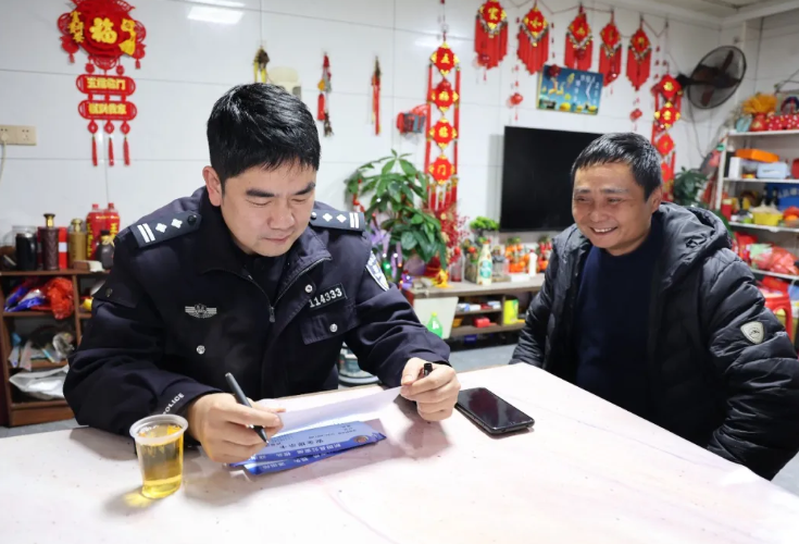 小卡片承载大平安 枧头派出所把安全提示送到每家每户