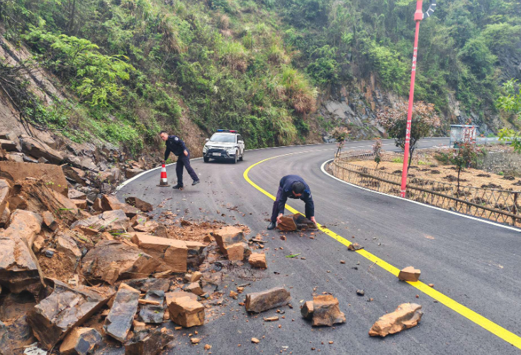 新田公安民辅警徒手清障保畅通