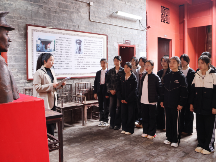 芙蓉中学开展“芳草计划·行走的课堂”之红色铸魂清明祭英烈活动