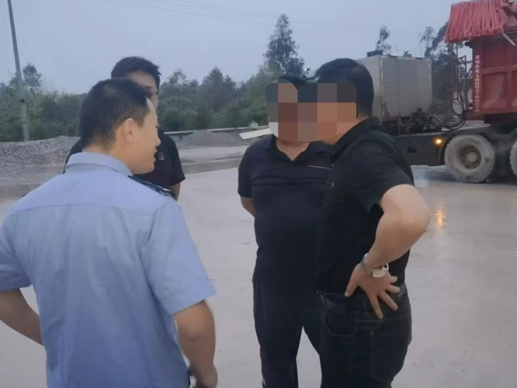 凌晨警灯暖人心  新田公安成功化解一起运输纠纷