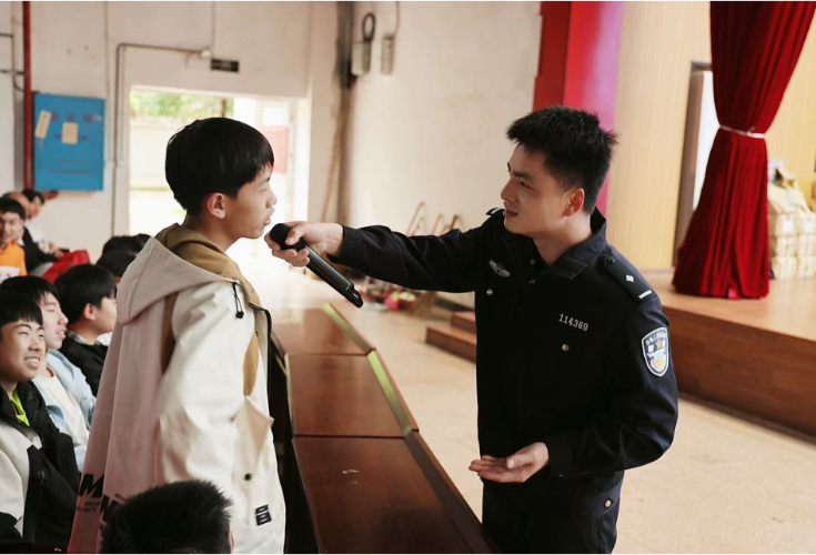 新田公安开展反诈宣传进校园活动