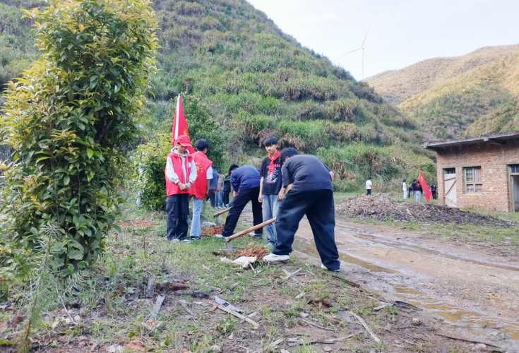 门楼下瑶族乡学校：春日植绿践初心 研学笃行育新人