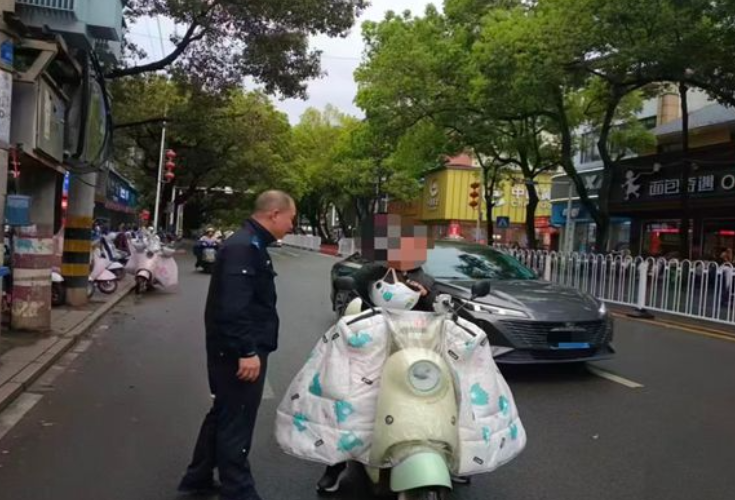 新田公安扎实开展文明交通劝导与宣传工作