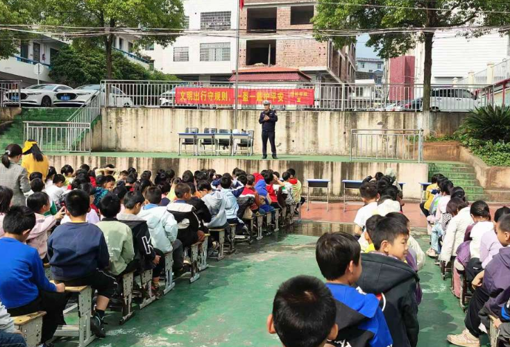 新田：“一盔一带”筑防线 交通安全进校园