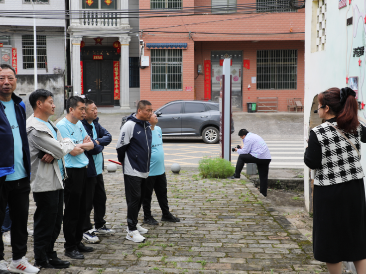 绿茵连邮传情谊 田结同心践初心 高邮市足球队来新田开展主题参观活动
