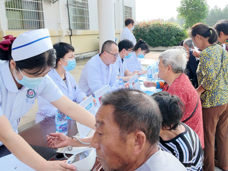 新田县人民医院到骥村镇开展义诊活动