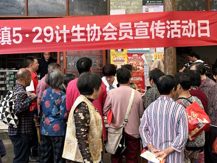 金陵镇计生协开展“零距离”惠民政策宣讲活动