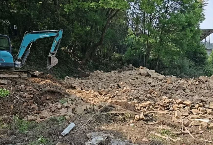中山街道：拆除危旧房屋 消除安全隐患