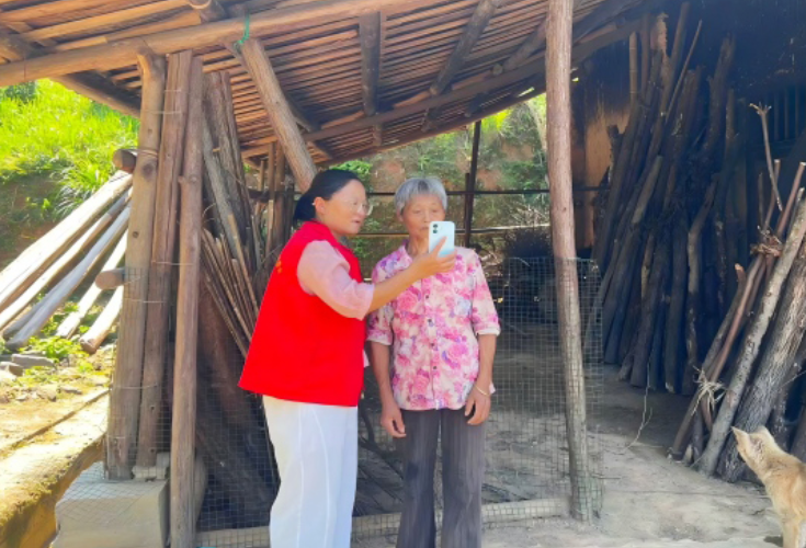 门楼下瑶族乡竹林坪村：敲门服务暖夕阳 便民服务零距离