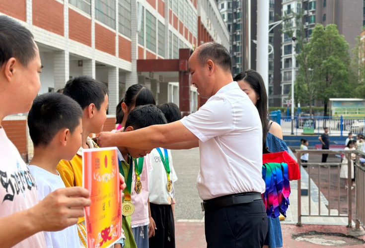 双碧小学：首届校园足球联赛落幕 学子在拼搏中绽放光彩