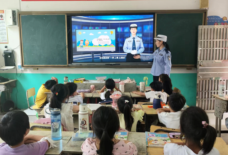 新田交警进校园 筑牢暑期出行安全防护线
