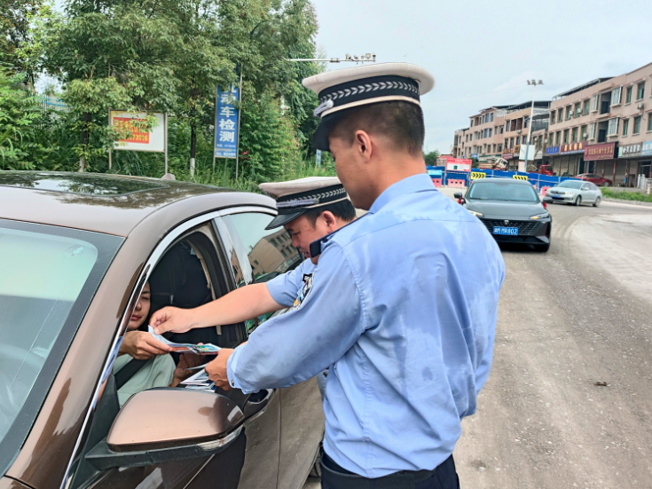 新田交警：战高温守一线 护航出行平安