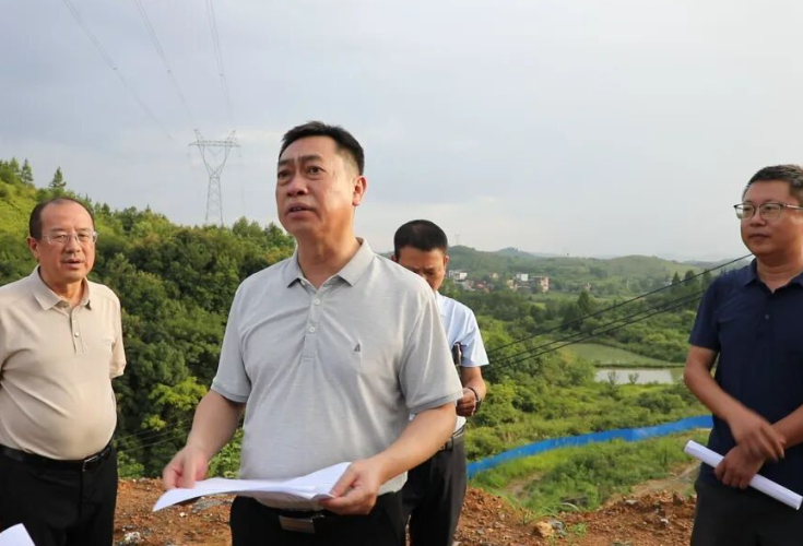 黄永英调研桂新高速公路、殡仪馆建设工作