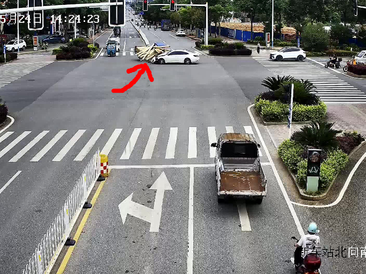 新田：“无证驾驶+闯红灯”被撞  自己担全责