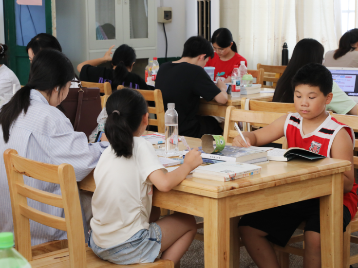 新田：暑期图书馆迎来读书热 市民“充电”避暑两不误