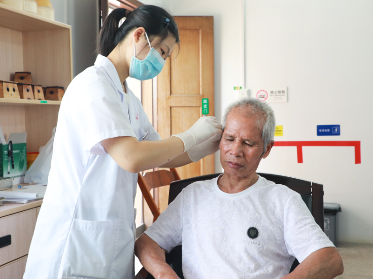 县中医医院：趁“热”打“贴”护阳气 冬病夏治为群众健康护航