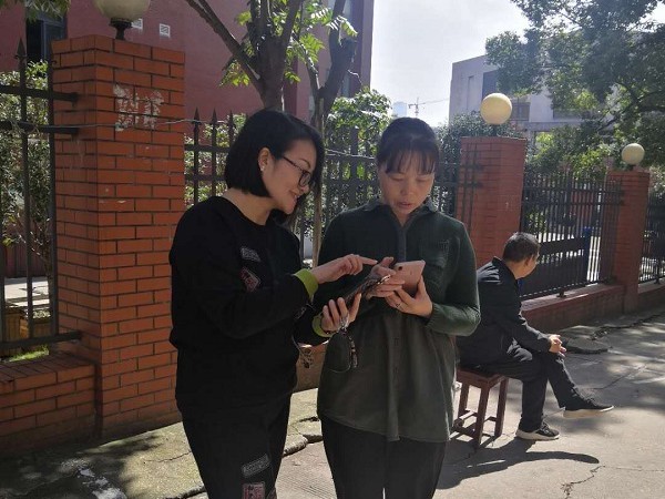 社区工作人员一对一指导操作.jpg