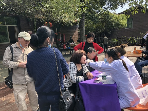 辰睦口腔志愿者为老年人检查口腔.JPG