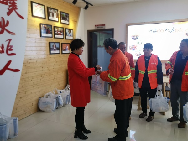 火炬城社区负责人向环卫工人送上防疫物资.JPG