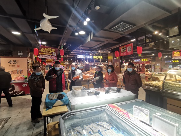网格长在通程佳惠超市指导冷冻食品溯源.jpg