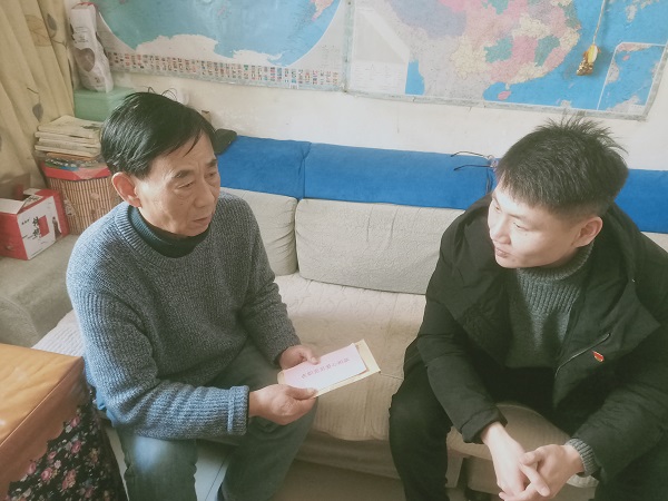 英才园社区党总支及在职党员慰问困难群众廖楚雄.jpg