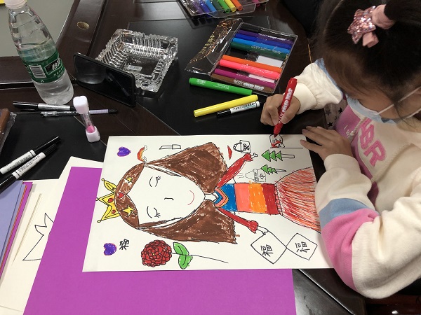 小朋友画了一个包包送给妈妈.jpg 小朋友画了一个包包送给妈妈.jpg