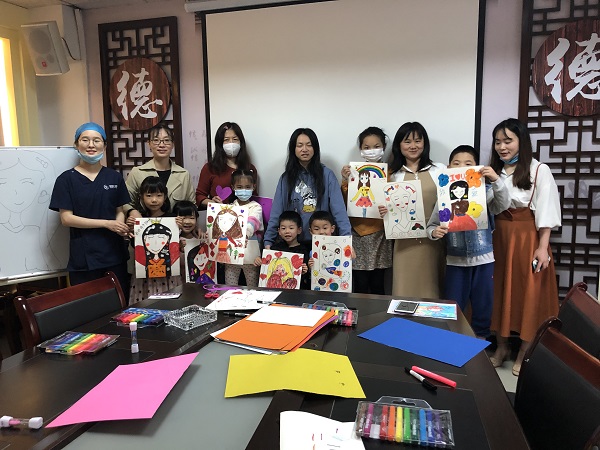 大家把自己画的画送给妈妈.jpg 大家把自己画的画送给妈妈.jpg