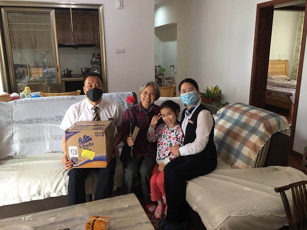 鲜花和礼物送空巢母亲.jpg 鲜花和礼物送空巢母亲.jpg