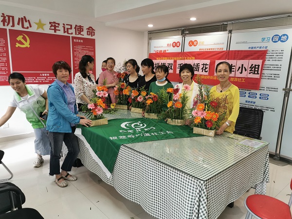 大家纷纷摆出插花作品,合影留念。.jpg 大家纷纷摆出插花作品,合影留念。.jpg