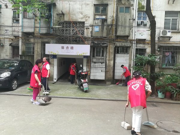 汽发小区红马甲志愿者在馨香楼打扫公共卫生.jpg