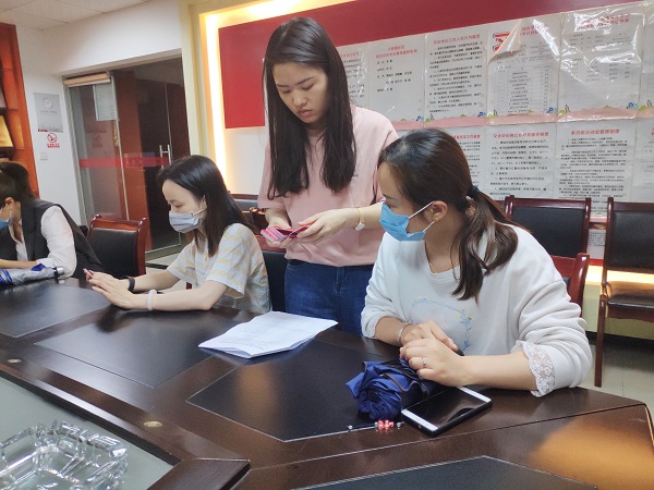 工作人员给辖区困难小微企业发放特殊慰问消费券.jpg 工作人员给辖区困难小微企业发放特殊慰问消费券.jpg