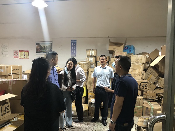 银盆岭派出所任辉警官排查美诺电子科技仓库安全问题.jpg 银盆岭派出所任辉警官排查美诺电子科技仓库安全问题.jpg