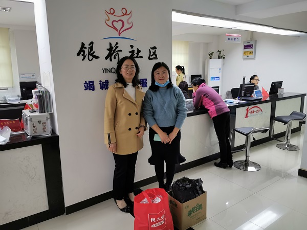 银桥社区为铂翠湾幼儿园捐赠防疫物资.jpg 银桥社区为铂翠湾幼儿园捐赠防疫物资.jpg