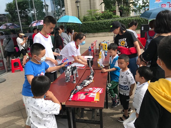 孩子们体验编程机器人.jpg